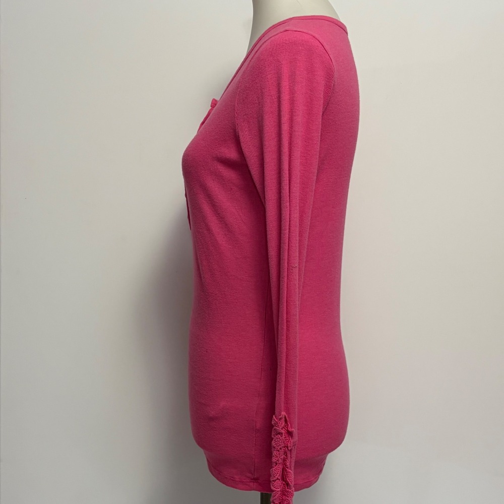 Hollister Henley Top Size M Pink Long Sleeve Ribbed Crochet AppliCuff Trim Y2K - Picture 4 of 9